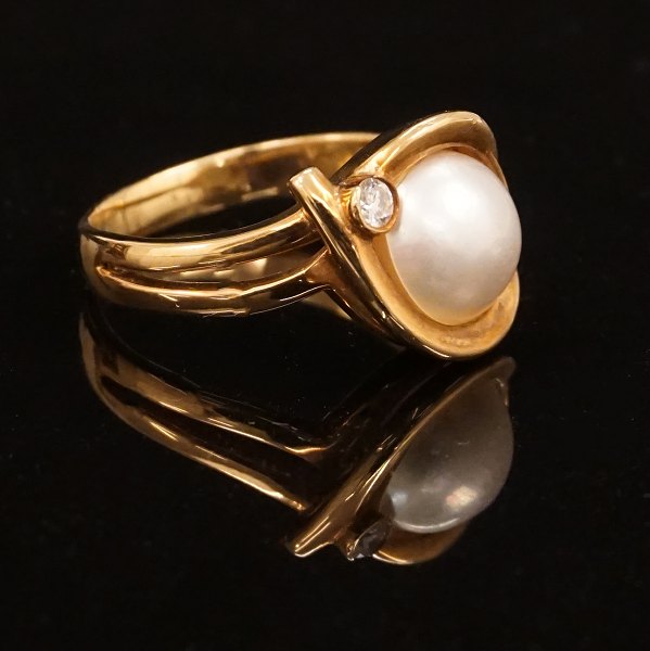 Per Borup: Ring aus 14t Gold mit Perle und einem Diamanten. Ringgr. 63