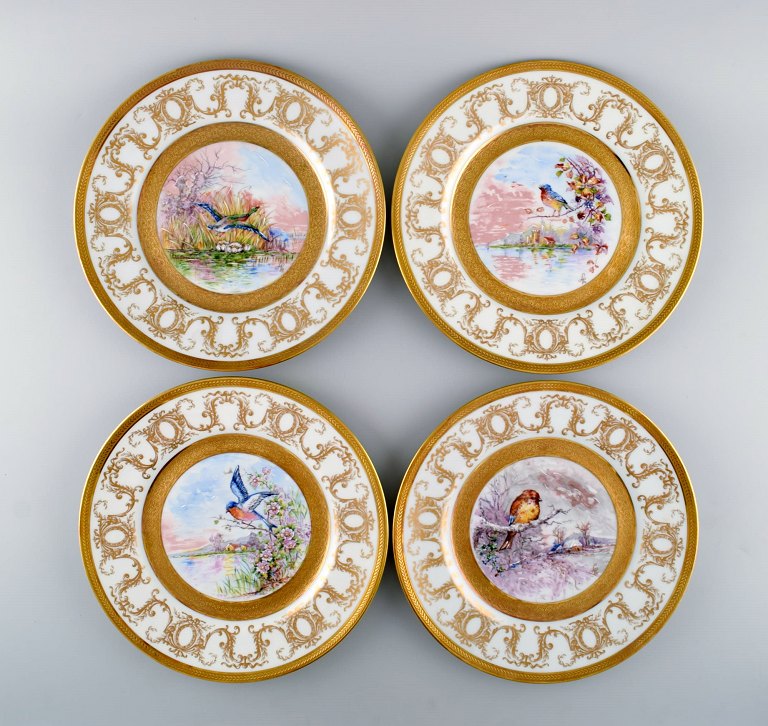 Camille Tharand for Limoges. Fire dekorationstallerkener i porcelæn belagt med bladguld og håndmalede fugle. 1930