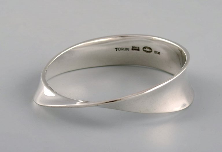 Vivianna Torun Bülow-Hübe for Georg Jensen. Modernistisk armring i sterlingsølv. 
Design 206. Formgivet i 1968.
