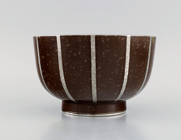 Wilhelm Kåge for Gustavsberg. Rare Argenta art deco bowl in glazed ceramics with 
silver inlay. Beautiful speckled glaze in brown shades. 1940s.
