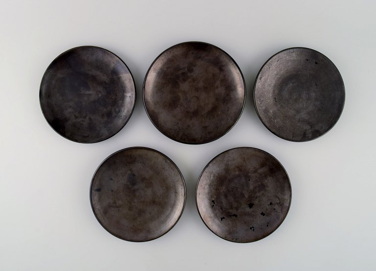 Suzanne Ramie (1905-1974) for Atelier Madoura. Fem unika tallerkener i glaseret 
stentøj. Smuk sort metallisk glasur. Midt 1900-tallet.
