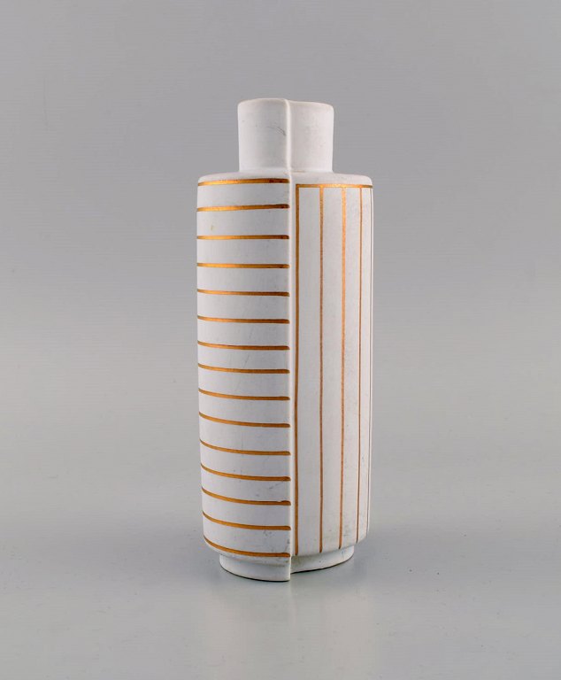 Wilhelm Kåge for Gustavsberg Studio Hand. Gold Surrea ceramic split vase in 
white carrara glaze with horizontal and vertical gold stripes. Iconic and 
surreal design. The Surrea series was designed in 1936.
