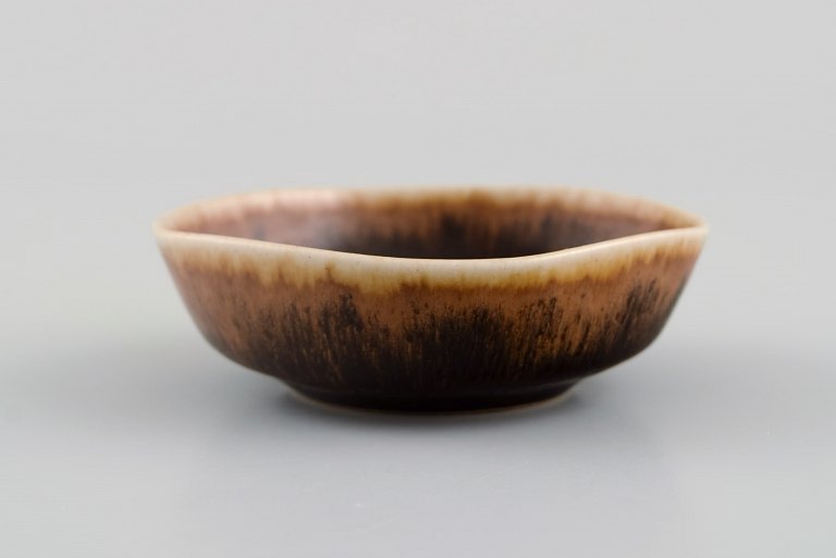 Eva Stæhr-Nielsen for Saxbo. Miniature bowl in glazed stoneware. Beautiful glaze 
in brown shades. Mid-20th century.
