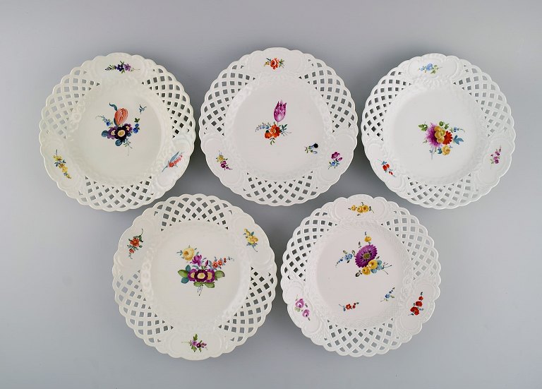 Five antique Meissen plates in openwork porcelain with hand-painted flowers. 
Marcolini period 1774-1814.
