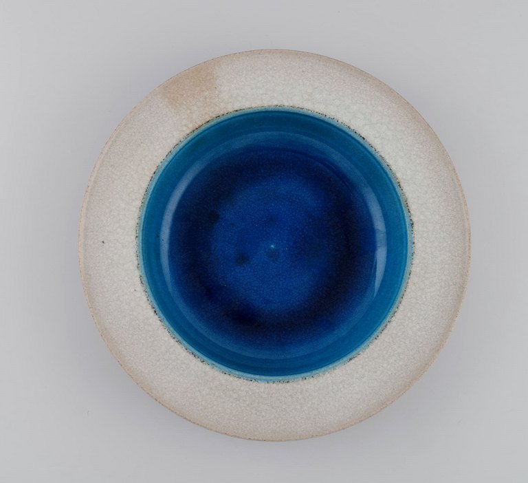 Nils Kähler (1906-1979) for Kähler. Bowl in glazed stoneware.
Beautiful glaze in light blue shades. 1960s.