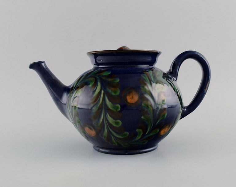 Kähler, HAK. Stor tekande i glaseret keramik. Blomster og bladværk på mørkeblå 
baggrund. 1930/40