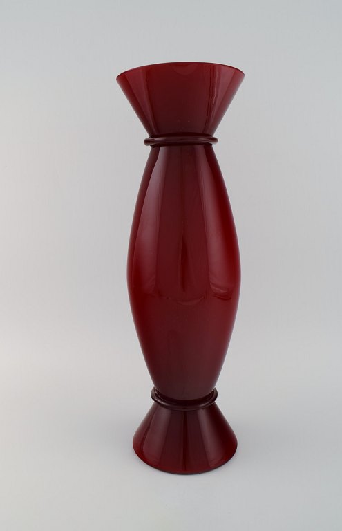 Meget stor Murano / Venini vase i bordeaux rødt mundblæst kunstglas. Italiensk 
design, 1980