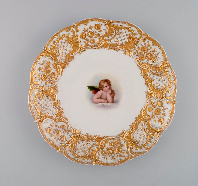 Antik Meissen porcelænstallerken med håndmalet gulddekoration og engel efter 
Raphael. Ca 1900.
