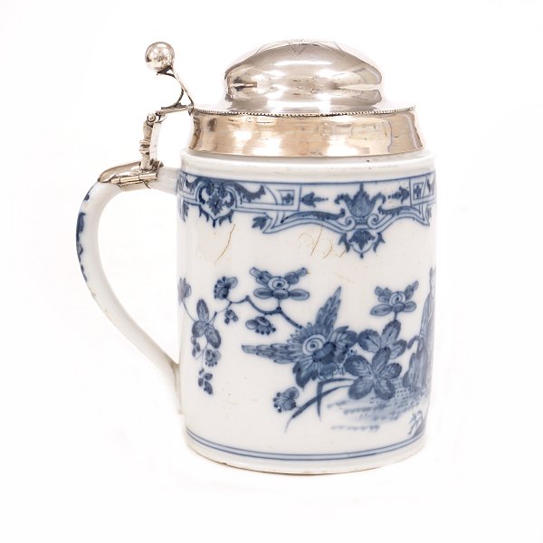 A blue decorated Meissen mid-18th century Baroque porcelain tankard. Circa 1750. 
H: 15cm