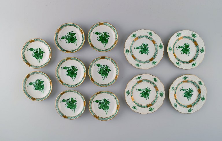 Herend Green Chinese Bouquet. Otte små skåle og fire tallerkener i håndmalet 
porcelæn. Midt 1900-tallet.
