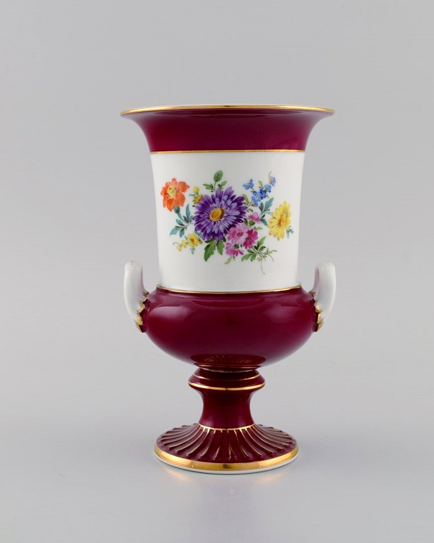 Antik Meissen porcelænsvase med håndmalede blomster. Purpur og gulddekoration. 
Ca 1900.
