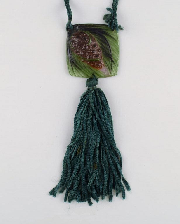 GABRIEL ARGY-ROUSSEAU (1885-1963), France. Pomme de pin pendant / necklace in 
art glass. Pâte-de-verre technique. 1920s.
