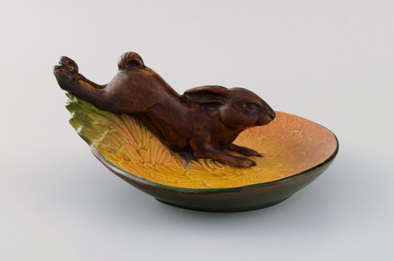Ipsens enke, Danmark. Skål i håndmalet glaseret keramik modelleret med 
springende hare. 1920/30