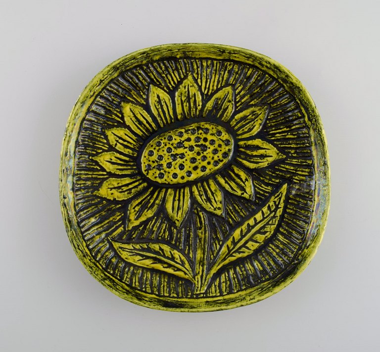 Gunnar Nylund for Rörstrand. Round dish / bowl in glazed ceramics. Incised 
sunflower on yellow background. Mid-20th century.
