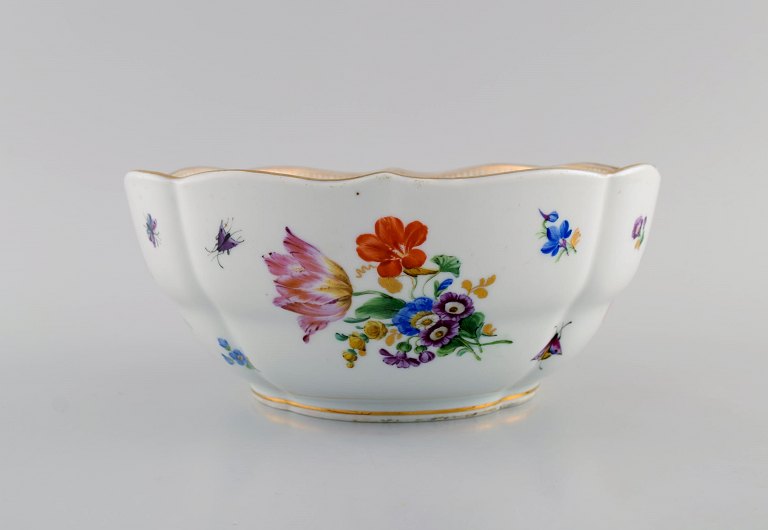 Antik Meissen porcelænsskål med håndmalet gulddekoration, blomster og insekter. 
1800-tallet.
