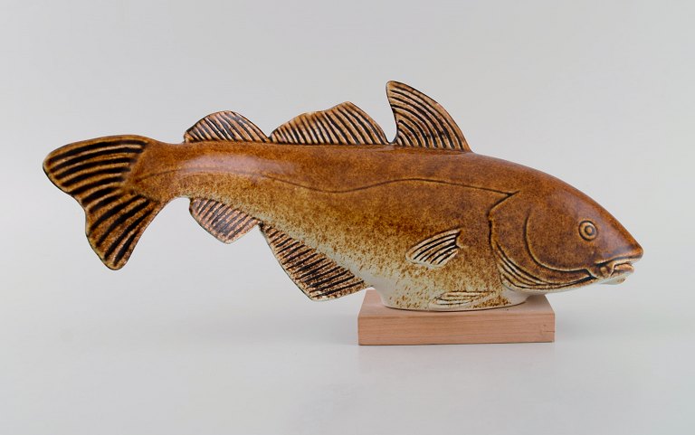 Sven Wejsfelt (1930-2009) for Gustavsberg. Unique Stim 7 fish in glazed 
ceramics. 1980s.
