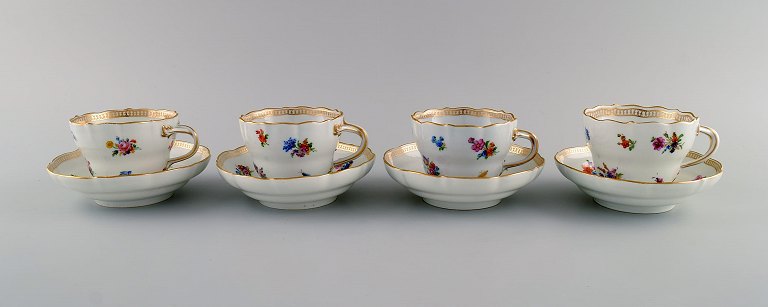 Fire antikke Meissen kaffekopper med underkopper i håndmalet porcelæn med 
gulddekoration, blomster og insekter. 1800-tallet.
