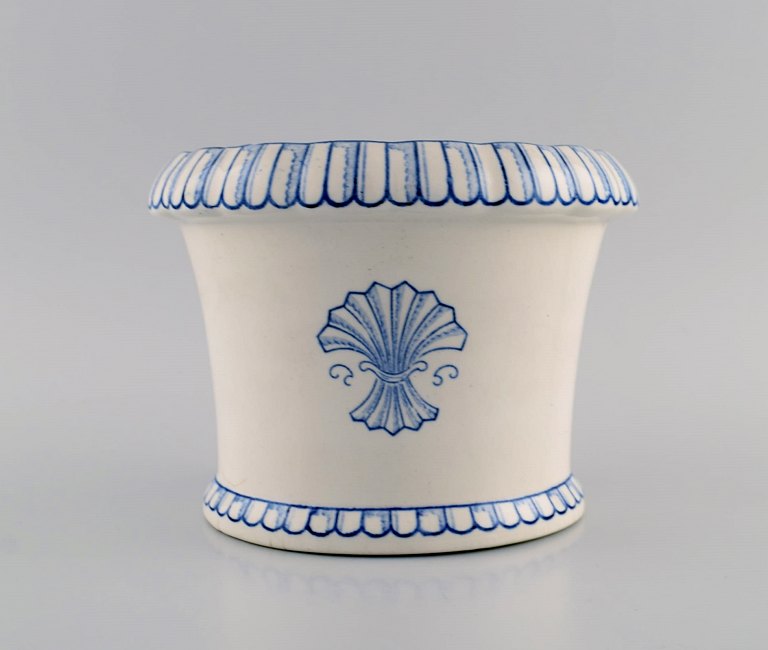 Wilhelm Kåge for Gustavsberg. Urtepotte / vase i håndmalet fajance. 1920