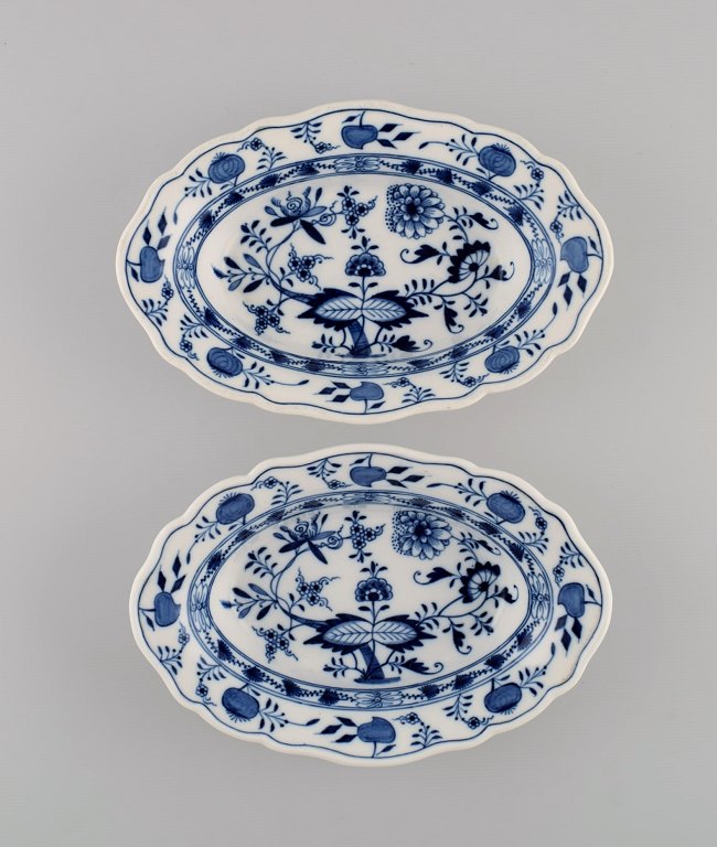 Two antique Meissen Blue Onion bowls in hand-painted porcelain. Late 19th 
century.
