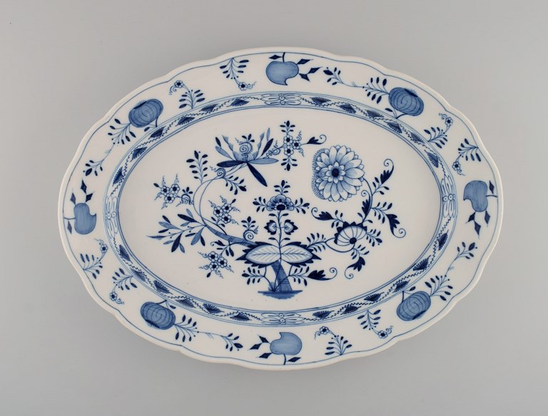 Meget stort antikt Meissen Løgmønstret serveringsfad i håndmalet porcelæn. Sent 
1800-tallet.
