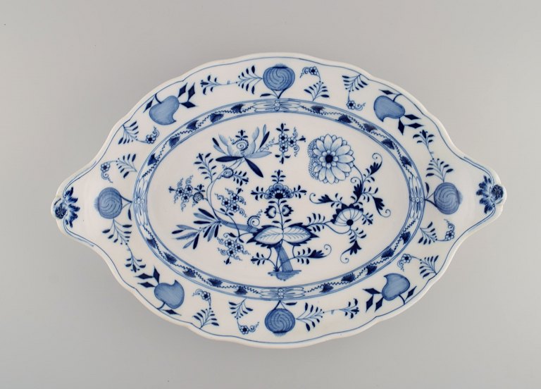 Stort Antikt Meissen Løgmønstret serveringsfad med hanke i håndmalet porcelæn. 
Sent 1800-tallet.
