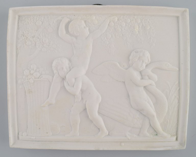 Bing og Grøndahl efter Thorvaldsen. Antik biscuit vægplakette med drengebørn og 
svane i relief. 1870/80