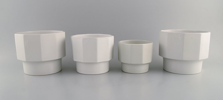 Erix Hennix for Gustavsberg. Fire Plantina urtepotter i glaseret porcelæn. 
1970