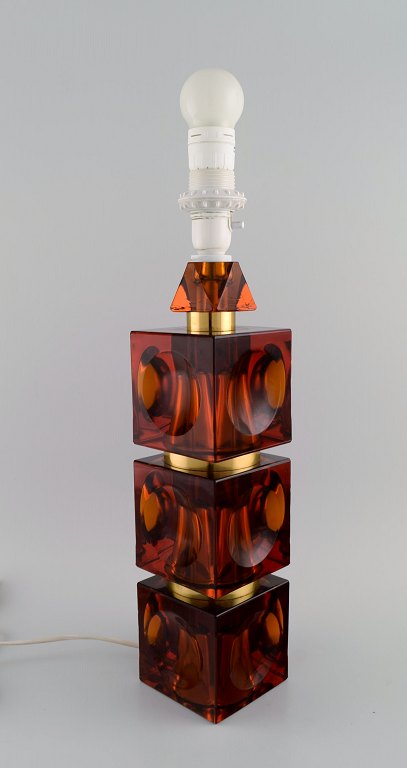 Carl Fagerlund for Orrefors. Large table lamp in amber colored art glass and 
brass. Swedish design, 1960s / 70s.

