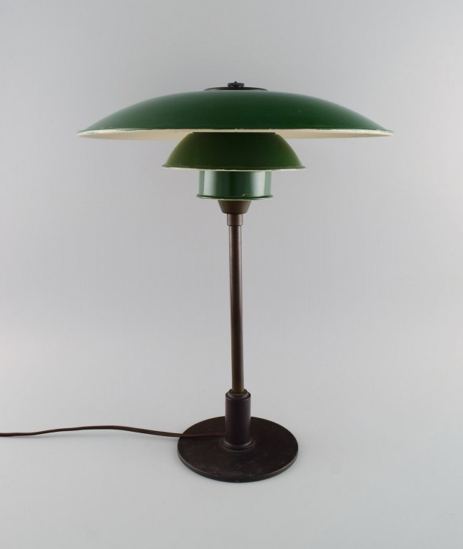 Poul Henningsen (1894-1967). PH 3½-2 bordlampe med fatningshus af messing / 
metal, trådbensstel monteret m/ skærmsæt af grønbemalet zink. 1940