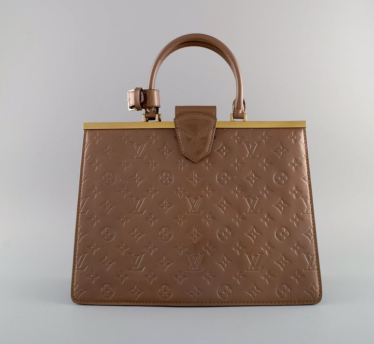 Louis Vuitton. Light chocolate handbag with monograms. Approx. 2000.
