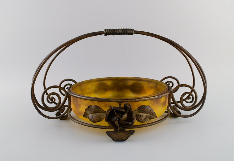 Muller Frères, Luneville. Art deco bowl in mouth-blown art glass with handle and 
holder in wrought iron designed with flowers and leaves. France, 1930s.
