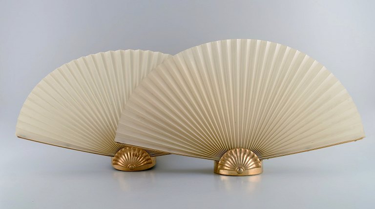 Two Italian fan table lamps with brass base. 1960s / 70s.