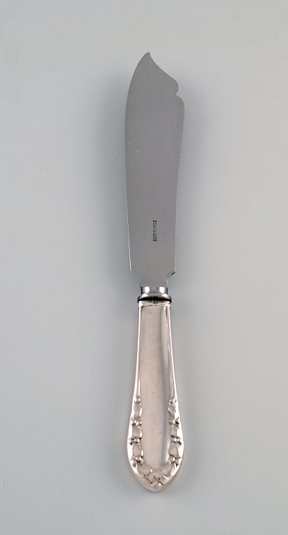 Tidlig Georg Jensen Liljekonval lagkagekniv i sølv (830) og rustfrit stål. 
Dateret 1915-1930.
