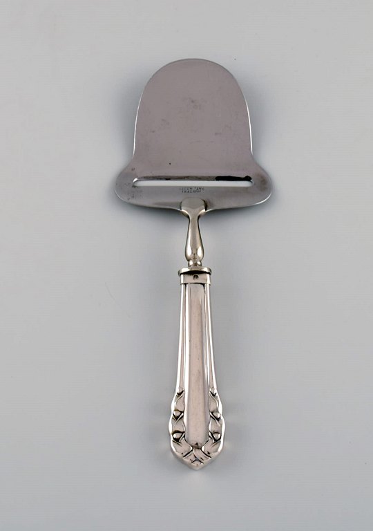 Early Georg Jensen Lily of the valley cheese slicer in silver (830) and 
stainless steel. Dated 1915-1930.
