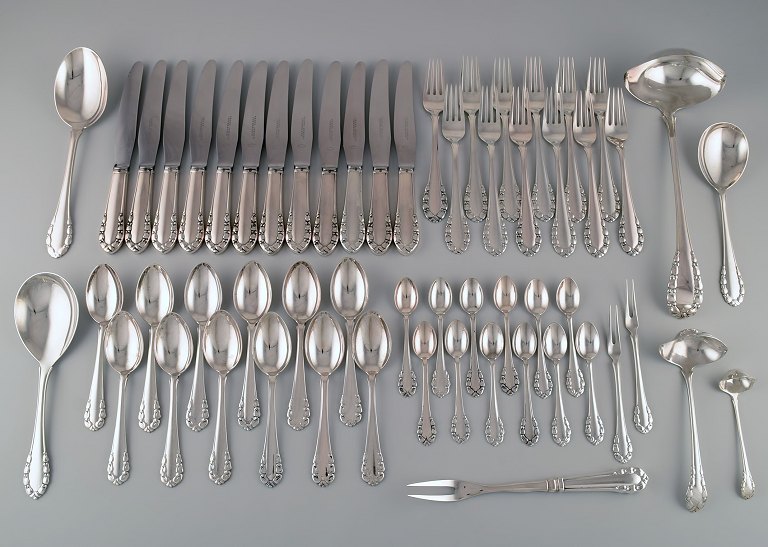 Tidligt Georg Jensen Liljekonval middagsservice i sølv (830) til tolv personer. 
Alle dele dateret 1915-1930.
