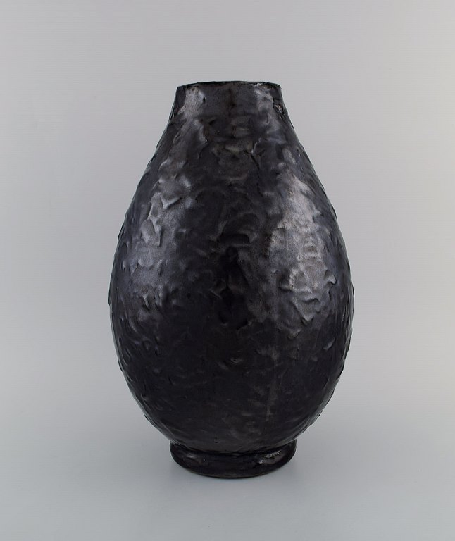 Jerome Massier (1850-1916) for Vallauris. Stor antik vase i glaseret stentøj. 
Smuk metallisk glasur i sorte nuancer. Tidligt 1900-tallet.
