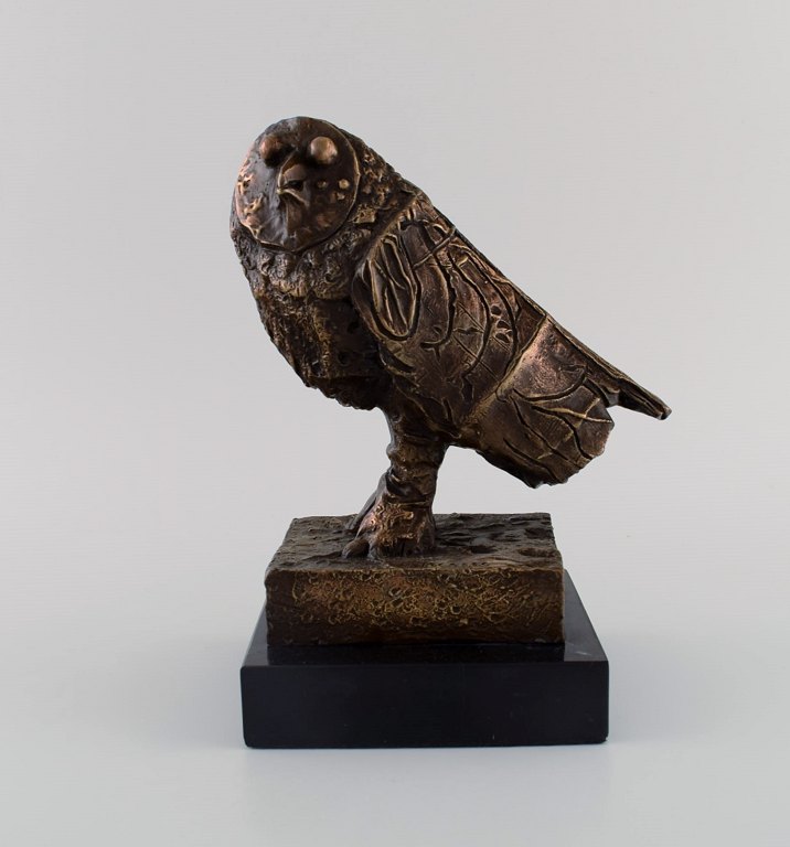 Owl sculpture in bronze after Pablo Picasso. Limited edition. High quality 
abstract bronze sculpture on marble base. 1980s.
