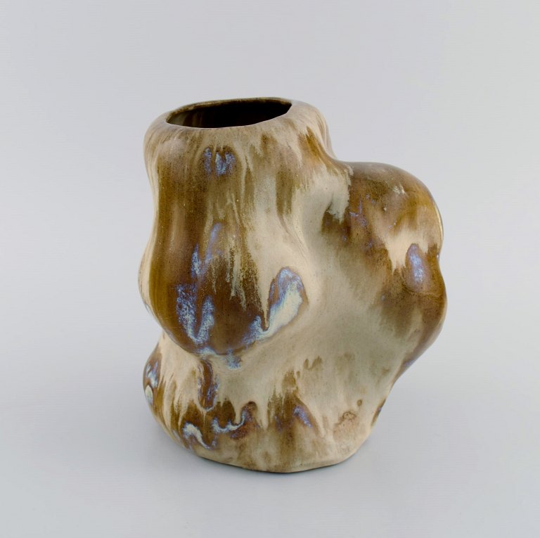 Christina Muff, dansk samtidskeramiker (f. 1971). Skulpturel unika vase i 
glaseret stentøj. Smuk okkerfarvet celadonglasur.
