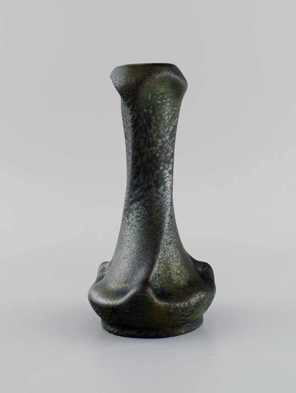 Heliosine Ware, Østrig. Vase i glaseret stentøj. Smuk spættet metallisk glasur. 
1920/30