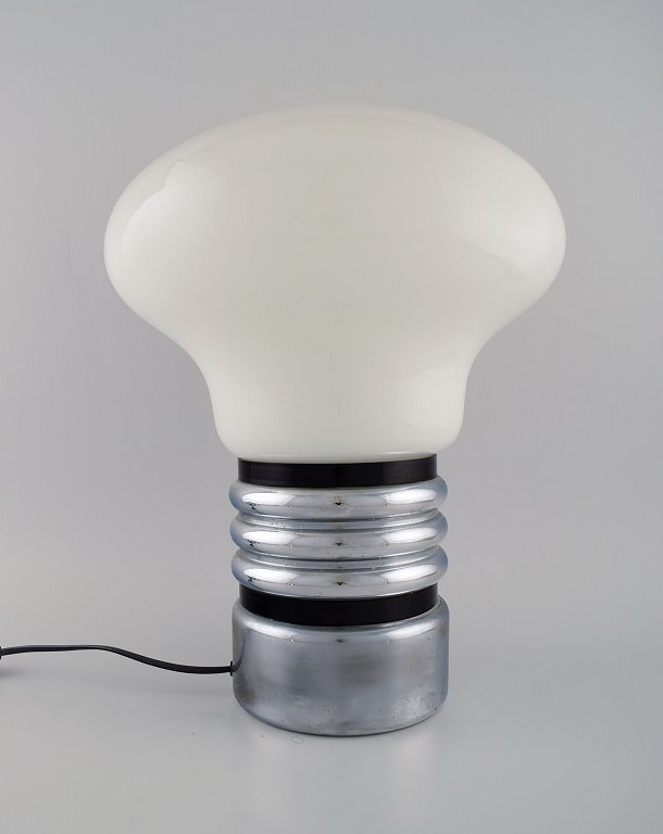 Stor italiensk designer bordlampe formet som elpære. 1980