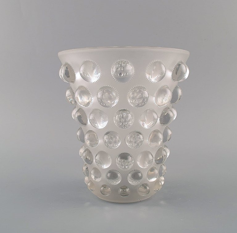 Tidlig og sjælden René Lalique Bamako vase i klart mundblæst kunstglas. 
1930