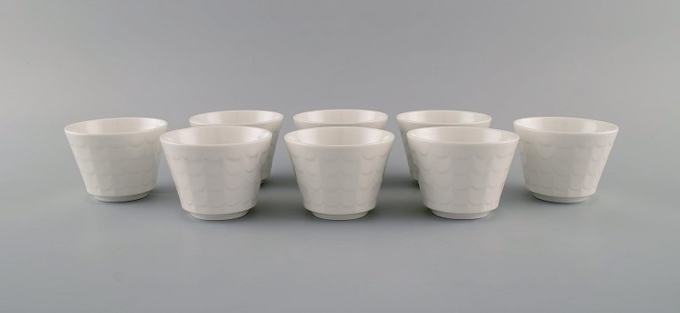 Wilhelm Kåge for Gustavsberg. Otte kopper i hvidglaseret porcelæn. Svensk 
design, 1960