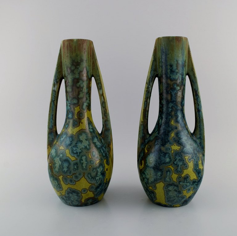 Pierrefonds, Frankrig. To store vaser med hanke i glaseret stentøj. Smuk 
krystalglasur i blå og grønne nuancer. 1930