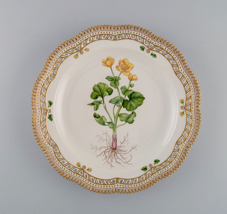 Royal Copenhagen Flora Danica stor middagstallerken / fad i håndmalet 
gennembrudt porcelæn med blomster og gulddekoration. 

