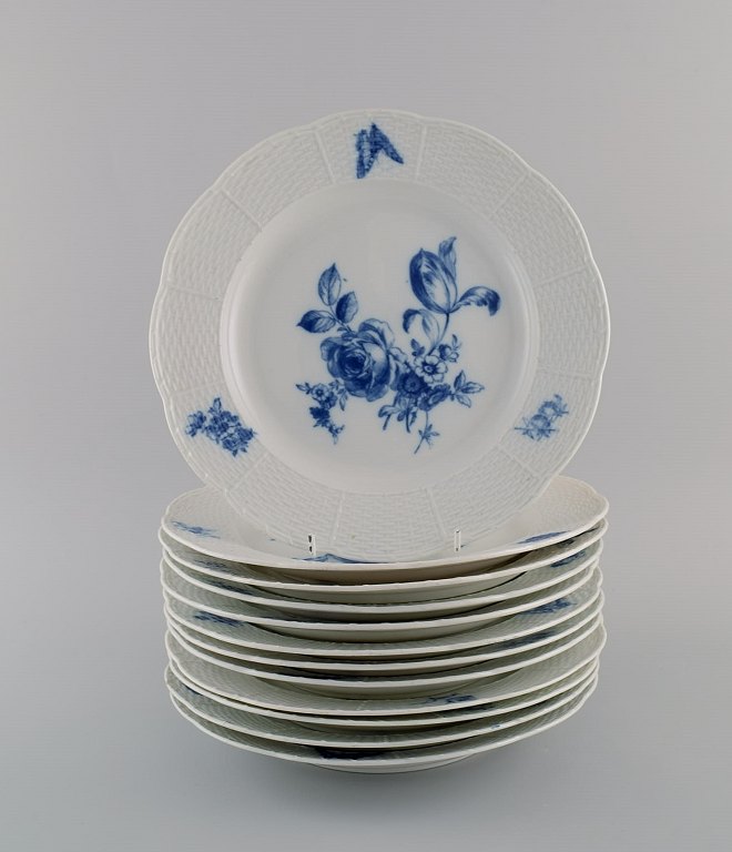 Tolv antikke Meissen middagstallerkener i håndmalet porcelæn. Blå blomster og 
sommerfugle. Sent 1800-tallet. 
