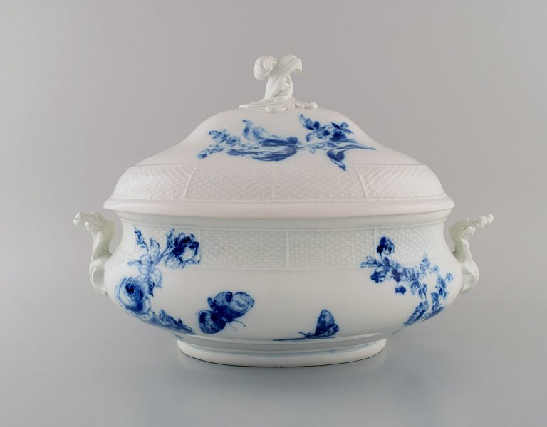 Antik Meissen suppeterrin med hanke i håndmalet porcelæn. Blå blomster og 
sommerfugle. Sent 1800-tallet. 

