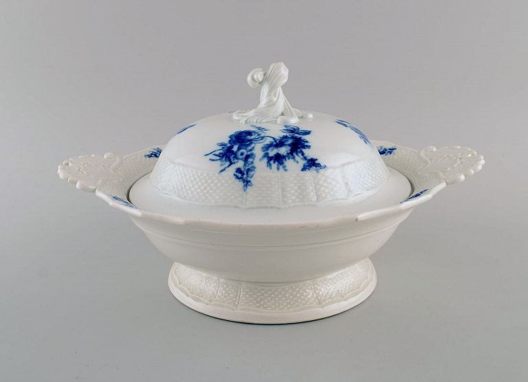 Antik Meissen lågterrin med hanke i håndmalet porcelæn. Blå blomster og 
sommerfugle. Sent 1800-tallet. 
