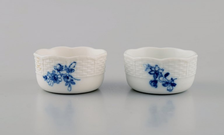 Two antique Meissen salt vessels in hand-painted porcelain. Blue flowers and 
butterflies. Late 19th century.
