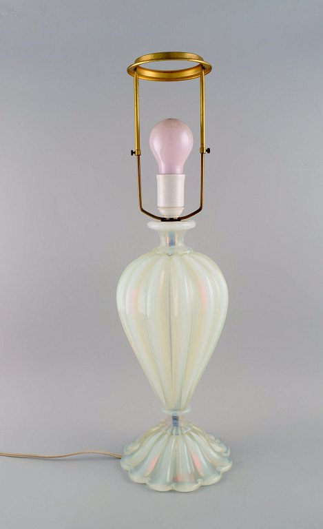 Barovier og Toso, Venedig. Stor bordlampe i mundblæst kunstglas. Klassisk 
italiensk design. 1960