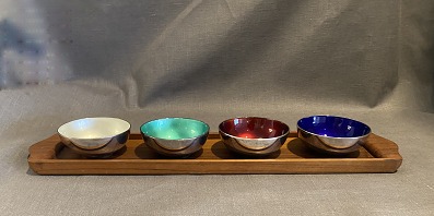4 skåle med emalje på bakkeA. Michelsen925 S, bakke teakD: 9,5 cm, H: 4 cmPæn stand
